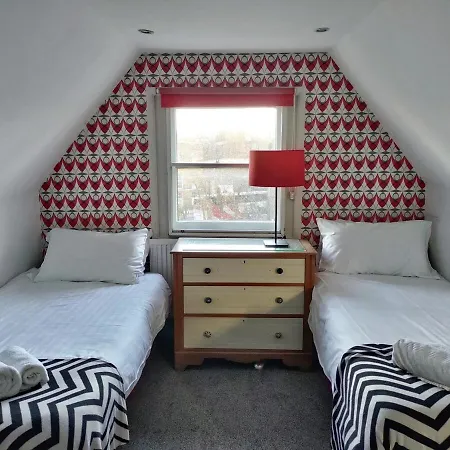 The Camden Chic Townhouse - Accommodates 14 Guests